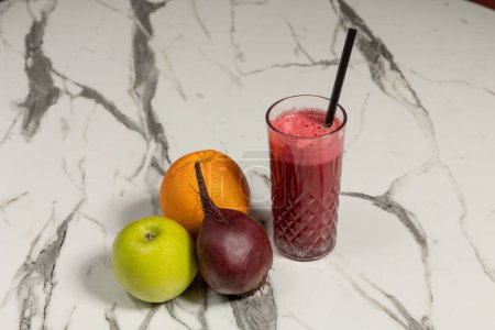 Foto de Apple, orange and beet juice in glass with ingredients - Imagen libre de derechos