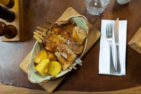 Téléchargez les photos : Lamb ribs served with potato - en image libre de droit