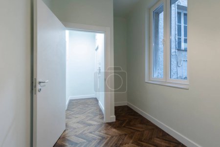 Foto de Interior of an empty apartment with brown wooden parquet - Imagen libre de derechos