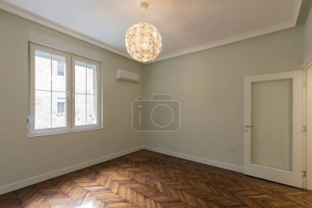 Foto de Interior of an empty apartment with brown wooden parquet - Imagen libre de derechos