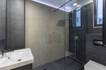 Téléchargez les photos : Bathroom interior with glass shower cabin - en image libre de droit