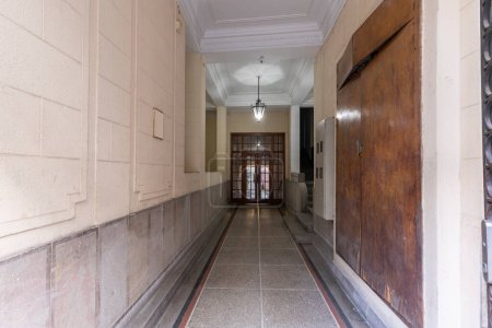 Téléchargez les photos : Entrance corridor in old apartment building - en image libre de droit