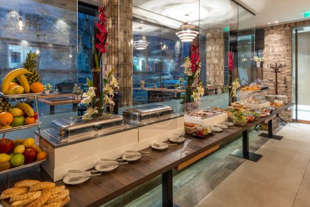 Foto de Restaurante interior con mesa buffet de comida - Imagen libre de derechos