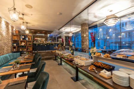 Foto de Restaurante interior con mesa buffet de comida - Imagen libre de derechos