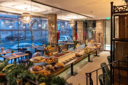 Téléchargez les photos : Intérieur du restaurant avec table buffet - en image libre de droit