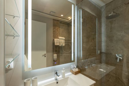Téléchargez les photos : Bathroom interior with glass shower cabin - en image libre de droit
