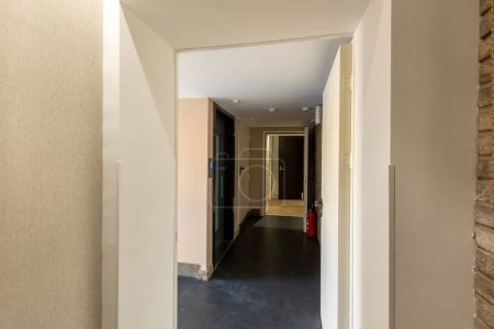 Téléchargez les photos : Hotel corridor interior with brick wall decoration - en image libre de droit