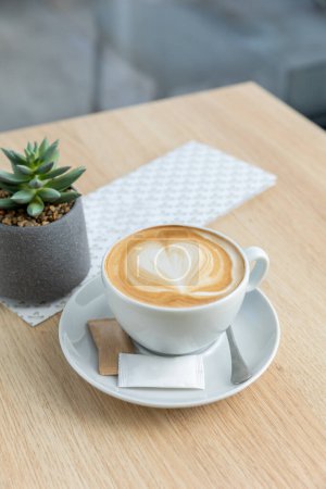 Téléchargez les photos : Cappuccino servi sur une table en bois - en image libre de droit