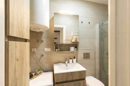 Foto de Bathroom interior with glass shower cabin - Imagen libre de derechos
