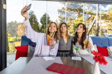 Foto de Novias tomando selfie en un bar de café - Imagen libre de derechos