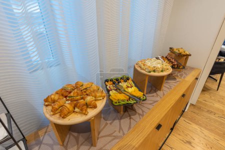 Téléchargez les photos : Table buffet sucrée dans la salle de réunion - en image libre de droit