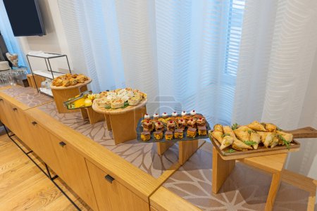 Téléchargez les photos : Table buffet de desserts dans la salle de réunion - en image libre de droit