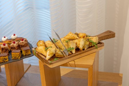 Téléchargez les photos : Nourriture servie sur une table de banquet dans une salle de réunion - en image libre de droit