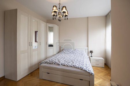 Téléchargez les photos : Intérieur de la chambre avec lit principal dans l'appartement de location - en image libre de droit