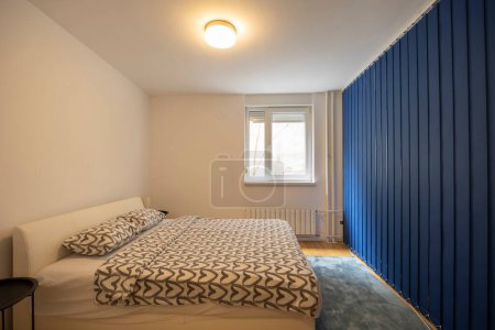 Téléchargez les photos : Intérieur de la chambre avec lit principal dans l'appartement de location - en image libre de droit