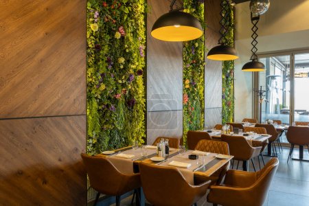 Foto de Interior de un restaurante de lujo con paredes decoradas con flores - Imagen libre de derechos