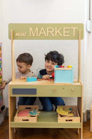 Foto de Juegos Niños jugando en la tienda de jardín de infantes juego - Imagen libre de derechos