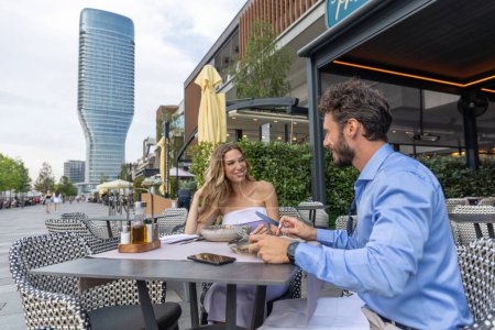 Téléchargez les photos : Joyeux couple déjeunant au jardin du restaurant extérieur - en image libre de droit