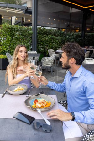 Téléchargez les photos : Bon couple de toasts dans un restaurant avec du vin - en image libre de droit