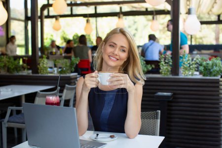Téléchargez les photos : Superbe femme buvant du café dans le bar du café - en image libre de droit