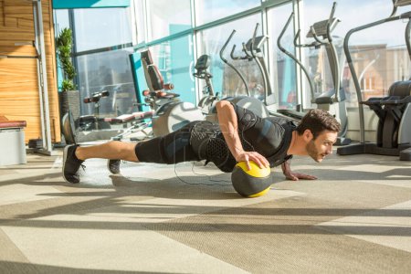 Foto de Hombre haciendo entrenamiento de estimulación electromuscular en un gimnasio moderno - Imagen libre de derechos