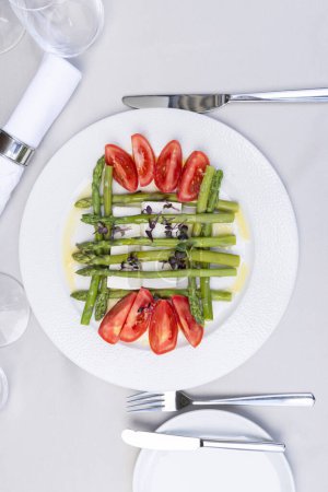 Foto de Vista superior de la ensalada caprese con espárragos servidos en un plato - Imagen libre de derechos