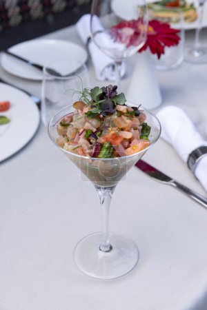 Téléchargez les photos : Cocktail salade de homard servi dans un verre à martini - en image libre de droit