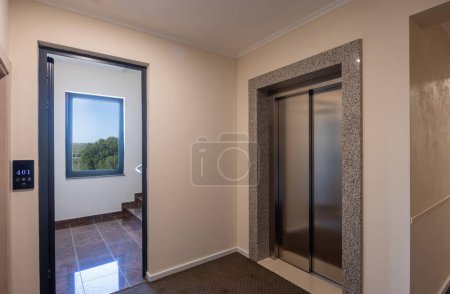 Téléchargez les photos : Porte ascenseur en acier inoxydable dans le couloir de l'hôtel - en image libre de droit