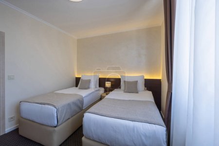 Téléchargez les photos : Petite chambre d'hôtel à deux lits intérieur - en image libre de droit