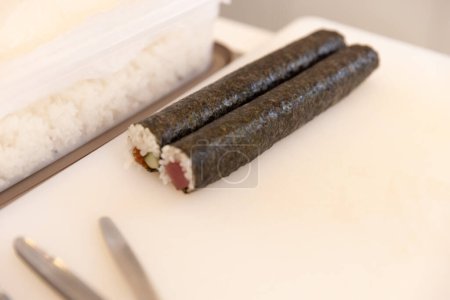 Téléchargez les photos : Sushi laminés préparés pour la coupe - en image libre de droit