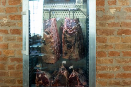 Foto de Carne seca en la nevera del restaurante - Imagen libre de derechos