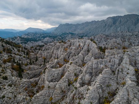 Foto de Las salvajes, escarpadas, desoladas y peligrosas montañas intransitables de Antalya, que se sabe que es mortal y difícil - Imagen libre de derechos