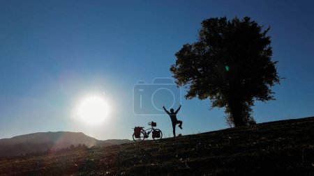 Foto de Estados de ánimo de la persona que viaja lejos de la ciudad con su bicicleta - Imagen libre de derechos