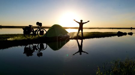 Foto de Estilo de vida ciclismo y vida de camping en los lugares más bellos - Imagen libre de derechos