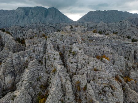 Foto de Las salvajes, escarpadas, desoladas y peligrosas montañas intransitables de Antalya, que se sabe que es mortal y difícil - Imagen libre de derechos