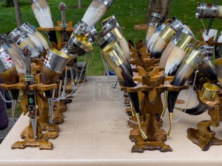 Téléchargez les photos : Tasses Viking Horn faites à la main, bracelet en cuir, verre à vin de bière - en image libre de droit
