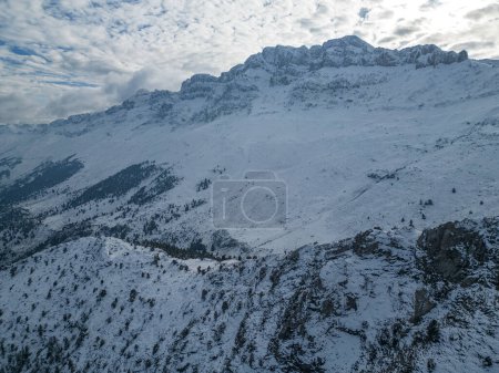 Téléchargez les photos : Bad winter season, less snow and aerial details of nature - en image libre de droit