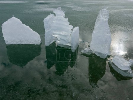 Téléchargez les photos : Creating creative concepts with ice blocks in nature - en image libre de droit