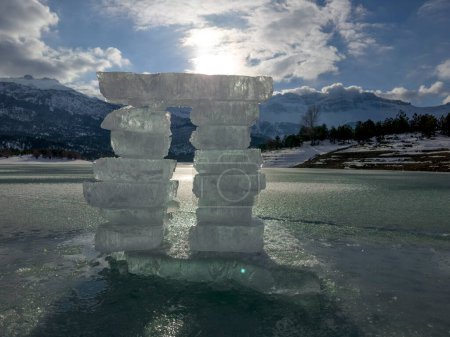 Téléchargez les photos : Ice melts as fast as time melts - en image libre de droit
