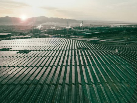 Téléchargez les photos : La nouvelle génération de panneaux solaires offre un aperçu prometteur de l'avenir, où l'exploitation de l'énergie solaire fournit non seulement une énergie durable, mais symbolise également notre engagement collectif en faveur d'un monde plus propre et plus vert.. - en image libre de droit