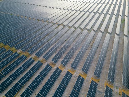 Téléchargez les photos : Les fermes solaires sont-elles la réponse aux énergies renouvelables ?? - en image libre de droit