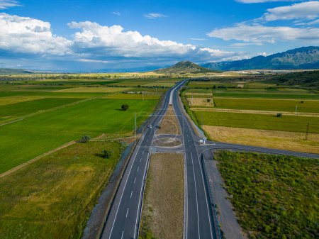 Téléchargez les photos : Routes à double asphalte et zones agricoles durables dans les zones agricoles - en image libre de droit