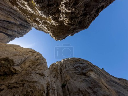 Téléchargez les photos : Vues depuis des puits profonds et d'énormes rochers dans des montagnes mystiques et extraordinaires - en image libre de droit