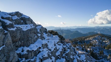 Téléchargez les photos : Les premières chutes de neige de la saison tombent sur les hautes montagnes et les puissantes chaînes de montagnes offrent une vue imprenable - en image libre de droit