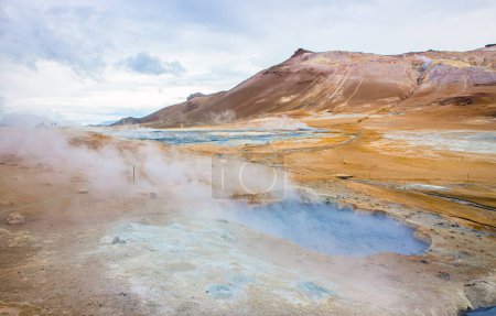 Foto de Hverir , Iceland geothermal area at the Namafjall volcanic mountain. Hverir is also known as Namafjall or Namaskard. Surreal nature landscape, selective focus on mud pool. - Imagen libre de derechos