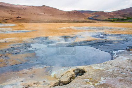 Téléchargez les photos : Hverir , Iceland geothermal area at the Namafjall volcanic mountain. Hverir is also known as Namafjall or Namaskard. Surreal nature landscape, selective focus on mud pool. - en image libre de droit