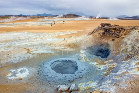Foto de Hverir , Iceland geothermal area at the Namafjall volcanic mountain. Hverir is also known as Namafjall or Namaskard. Surreal nature landscape, selective focus on mud pool. - Imagen libre de derechos