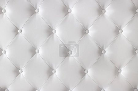 Téléchargez les photos : Revêtement en cuir blanc motif diamant luxueux avec boutons. Concept de fond. Housse de canapé de meubles. - en image libre de droit