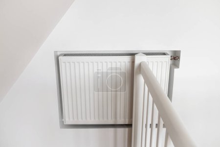 Foto de Radiador de calentador de agua caliente blanco construido dentro de paneles de yeso en el interior de casa. Estructura hecha a medida, pero reducir la eficiencia de calefacción. - Imagen libre de derechos