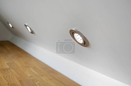 Eingebaute kleine runde LED-Abwärtsleuchten innerhalb der Wohnzimmerwand.